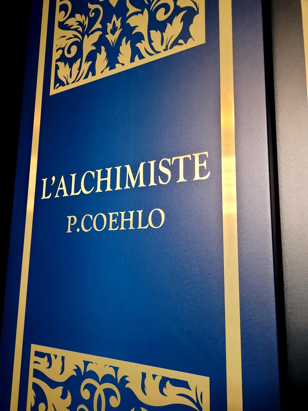 Livre tôle tablette impression hôtel Le Chapitre