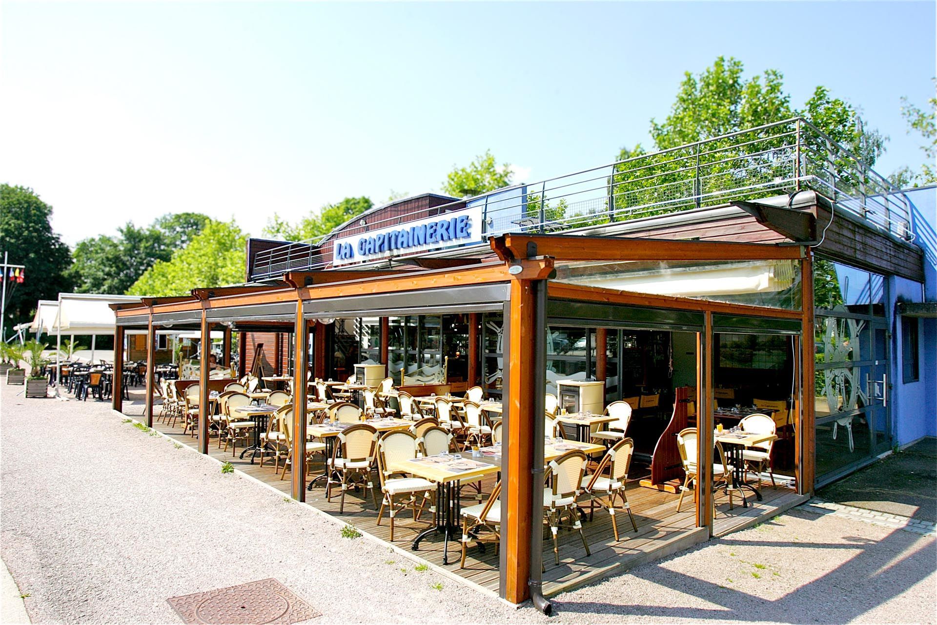 Pergolas rétractables structure bois restaurant