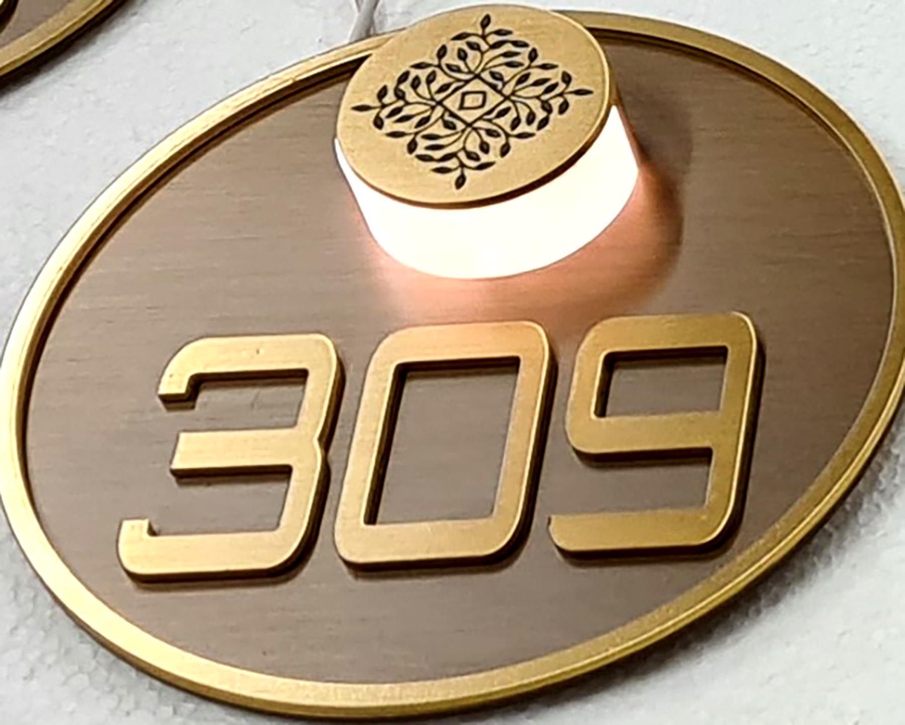 Plaque chambre laiton brossé, détail, la Demeure Montaigne