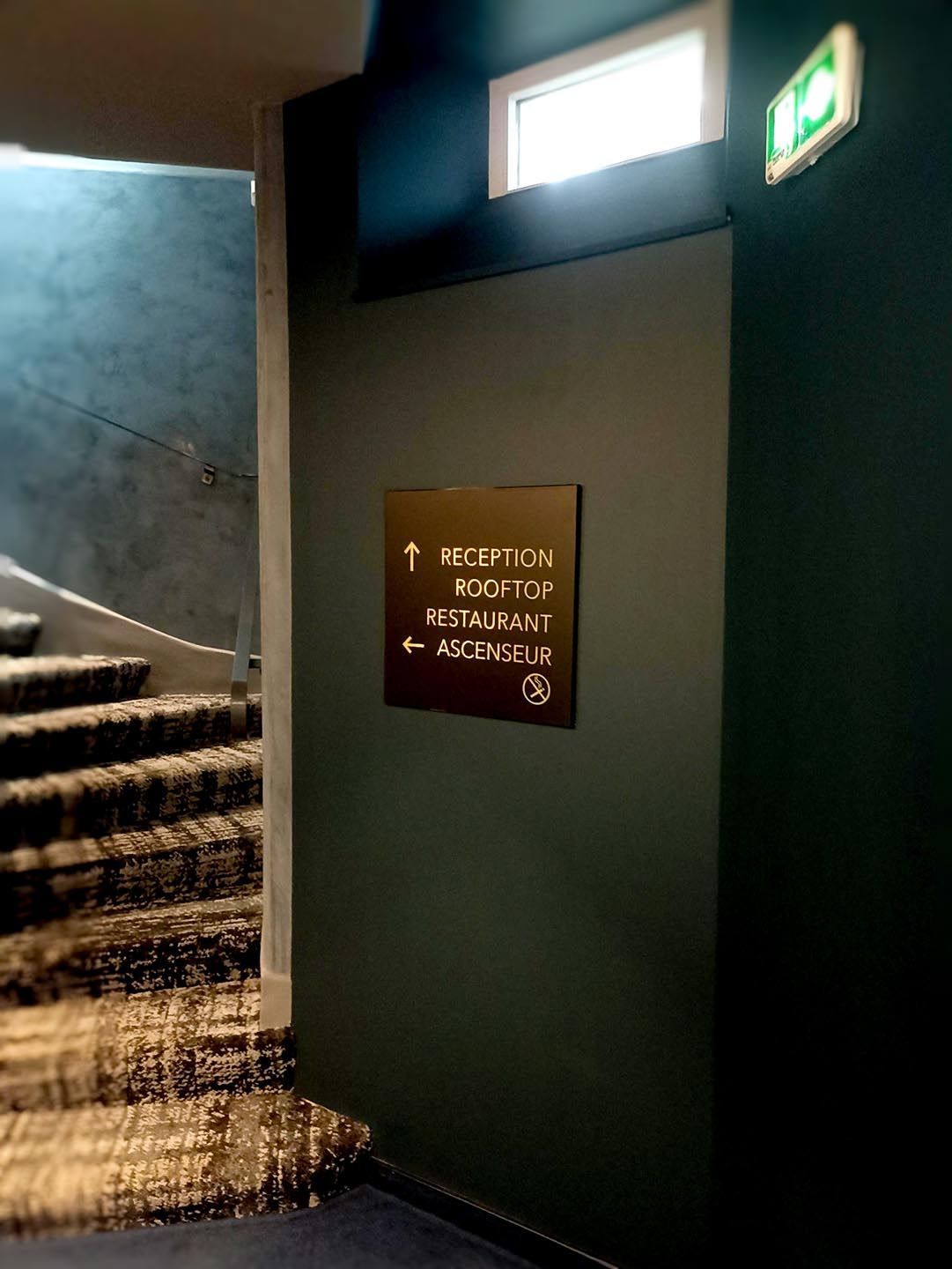 Plaque directionnelle dibond or brossée imprimée Hôtel Le Chapitre