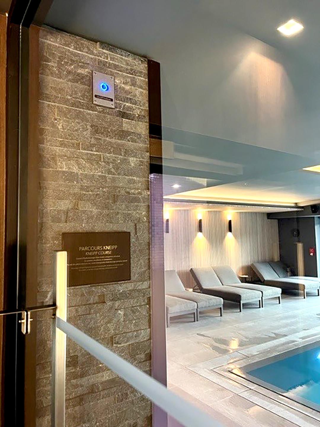 Plaque signalétique dibond or brossée imprimé hôtel Le Chapitre