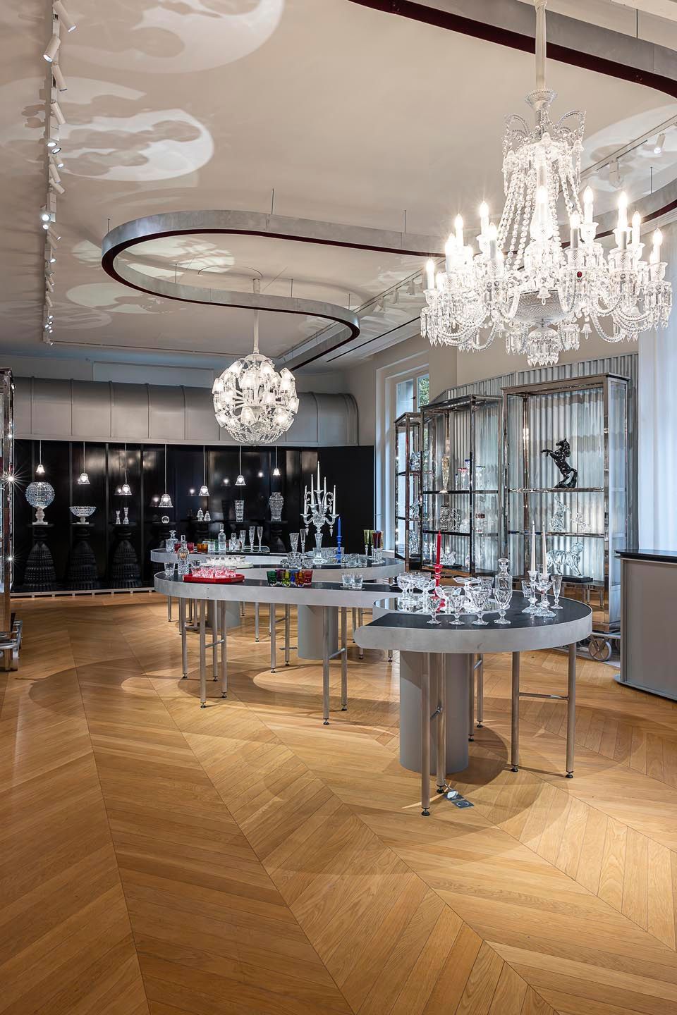 Scénographie rail plafond stylisé Baccarat