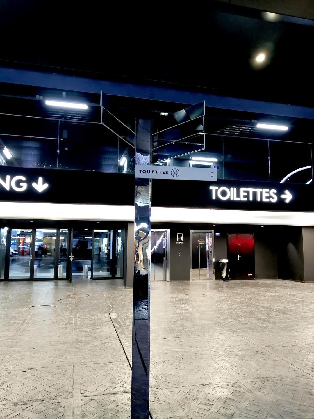 Signalétique panneau directionnel lumineux