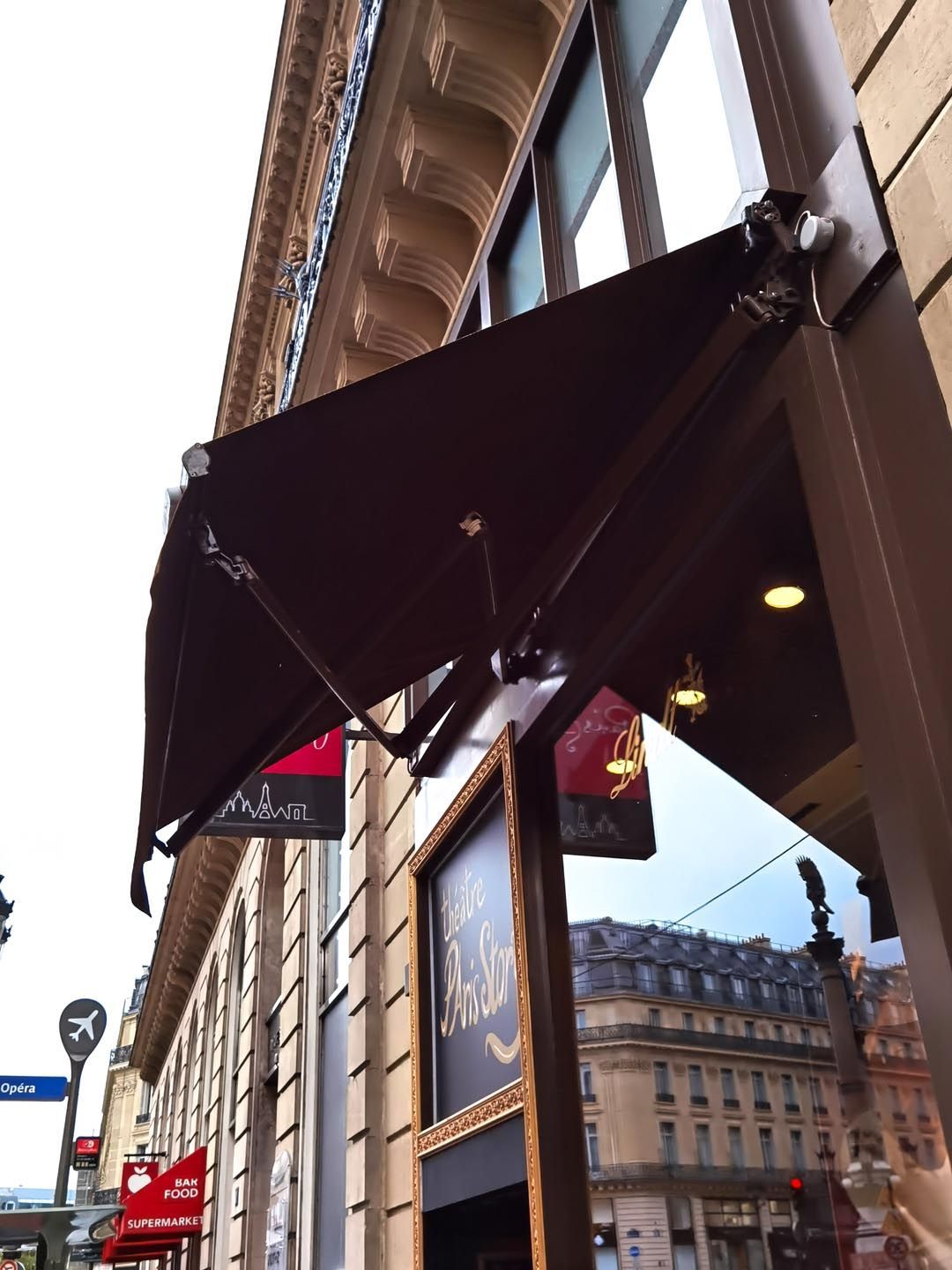 Store banne bras croisés Lindt