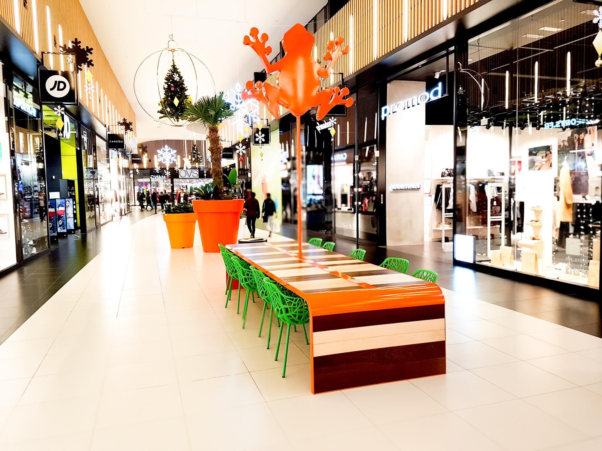 Table centre commercial B'est vue ensemble