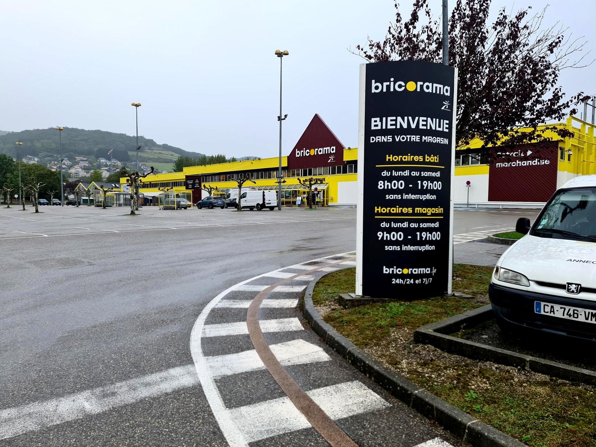 Totem Bricorama extérieur