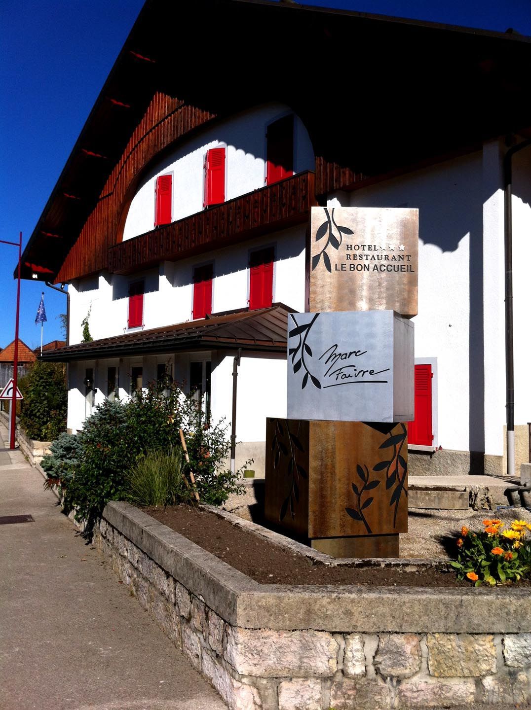 Totem cubique design hôtel