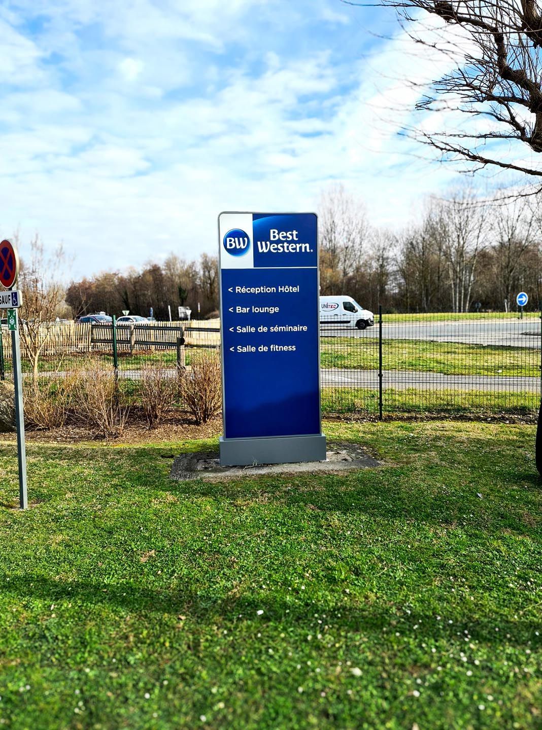 Totem enseigne publicitaire hôtel