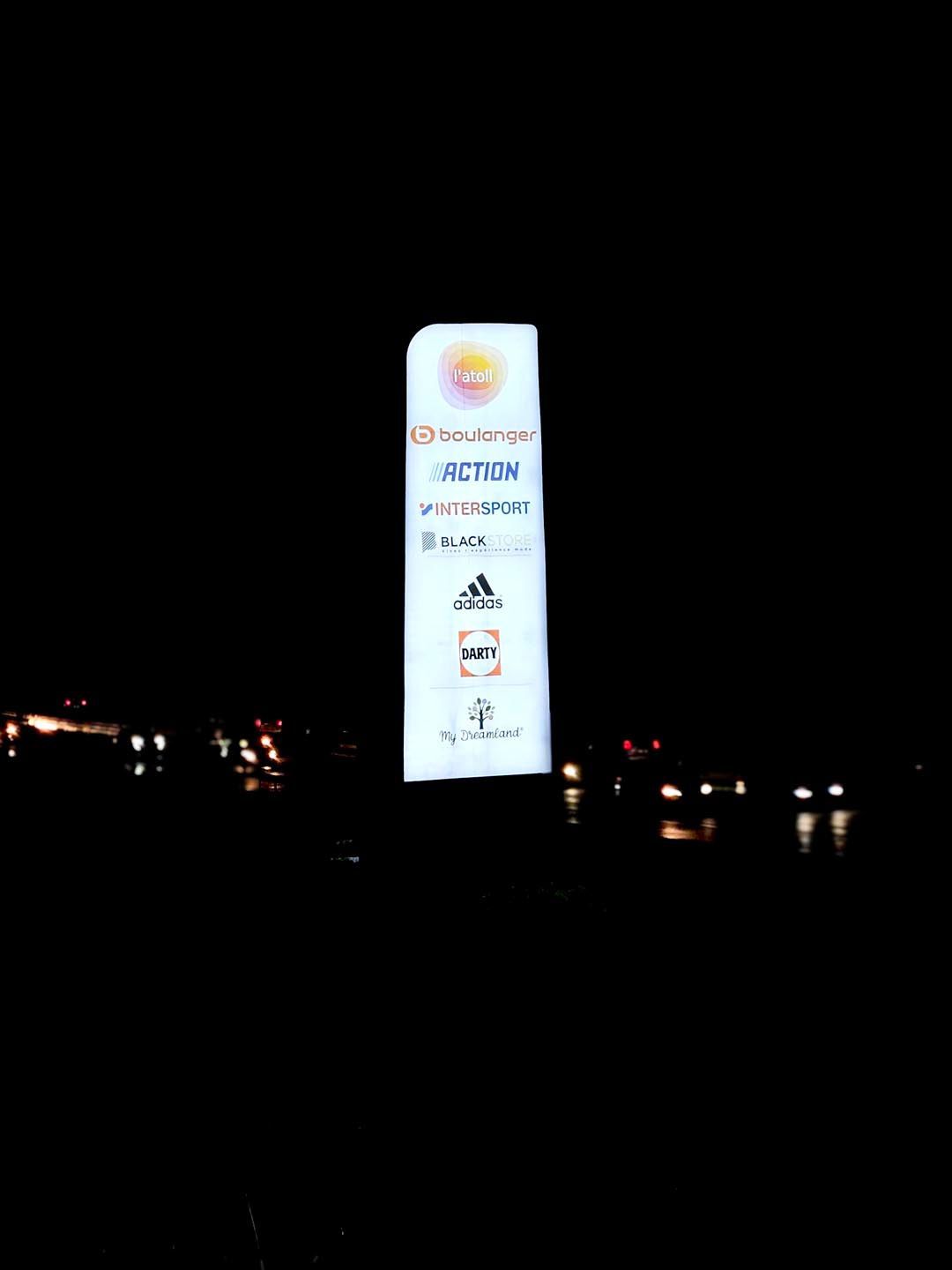 Totem lumineux grand format autoroute