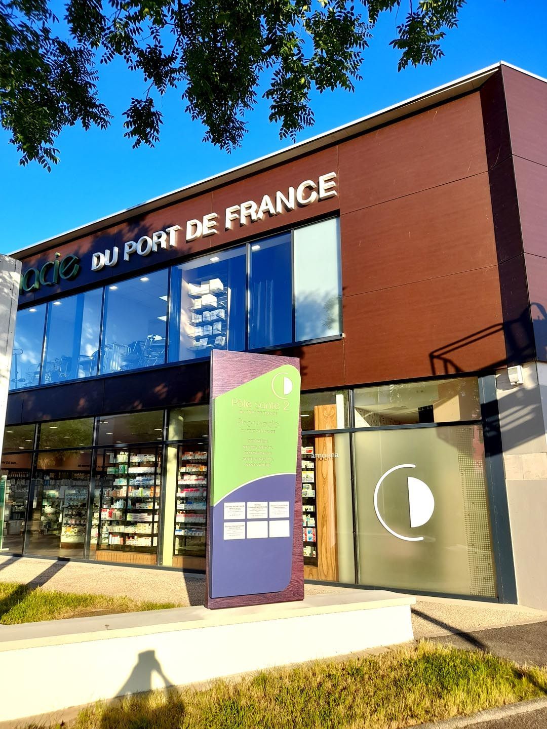 Totem pharmacie du Port de France