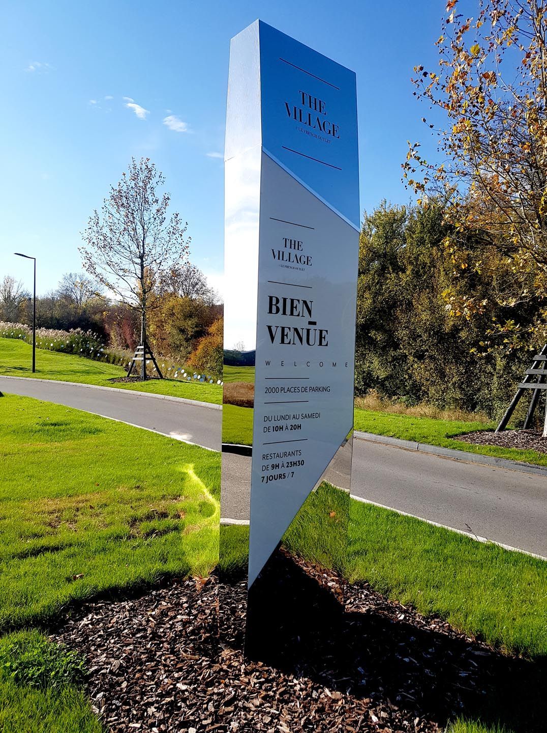 Totem premium lumineux chant poli miroir