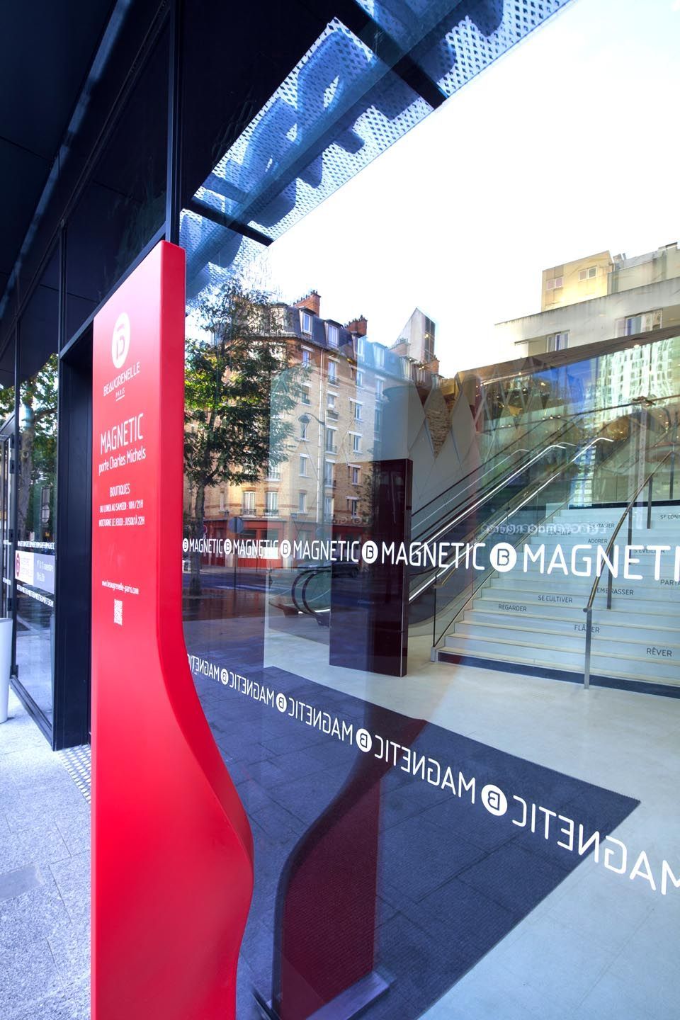 Totem publicitaire intérieur centre commercial