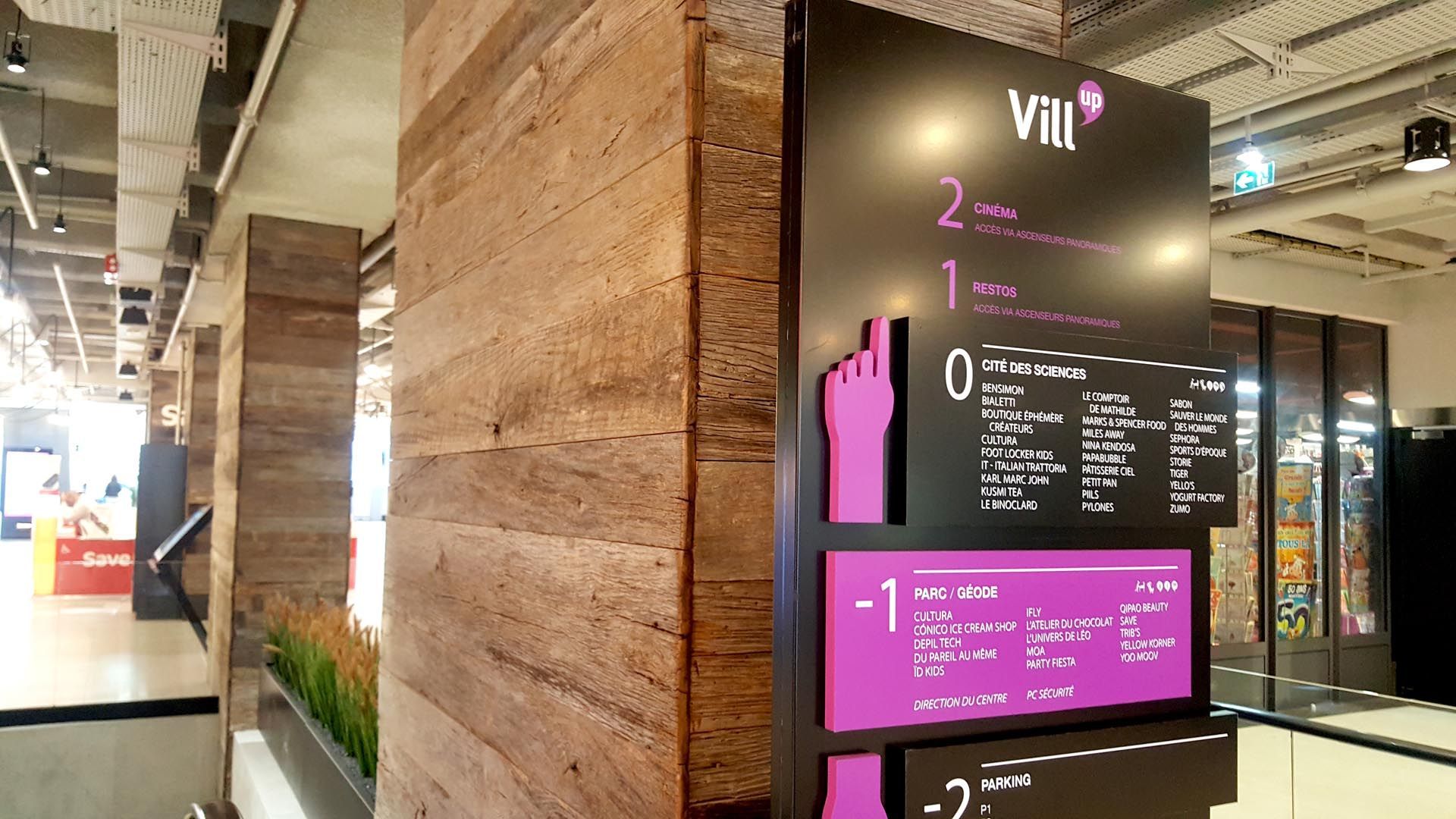 Totem relief intérieur centre commercial