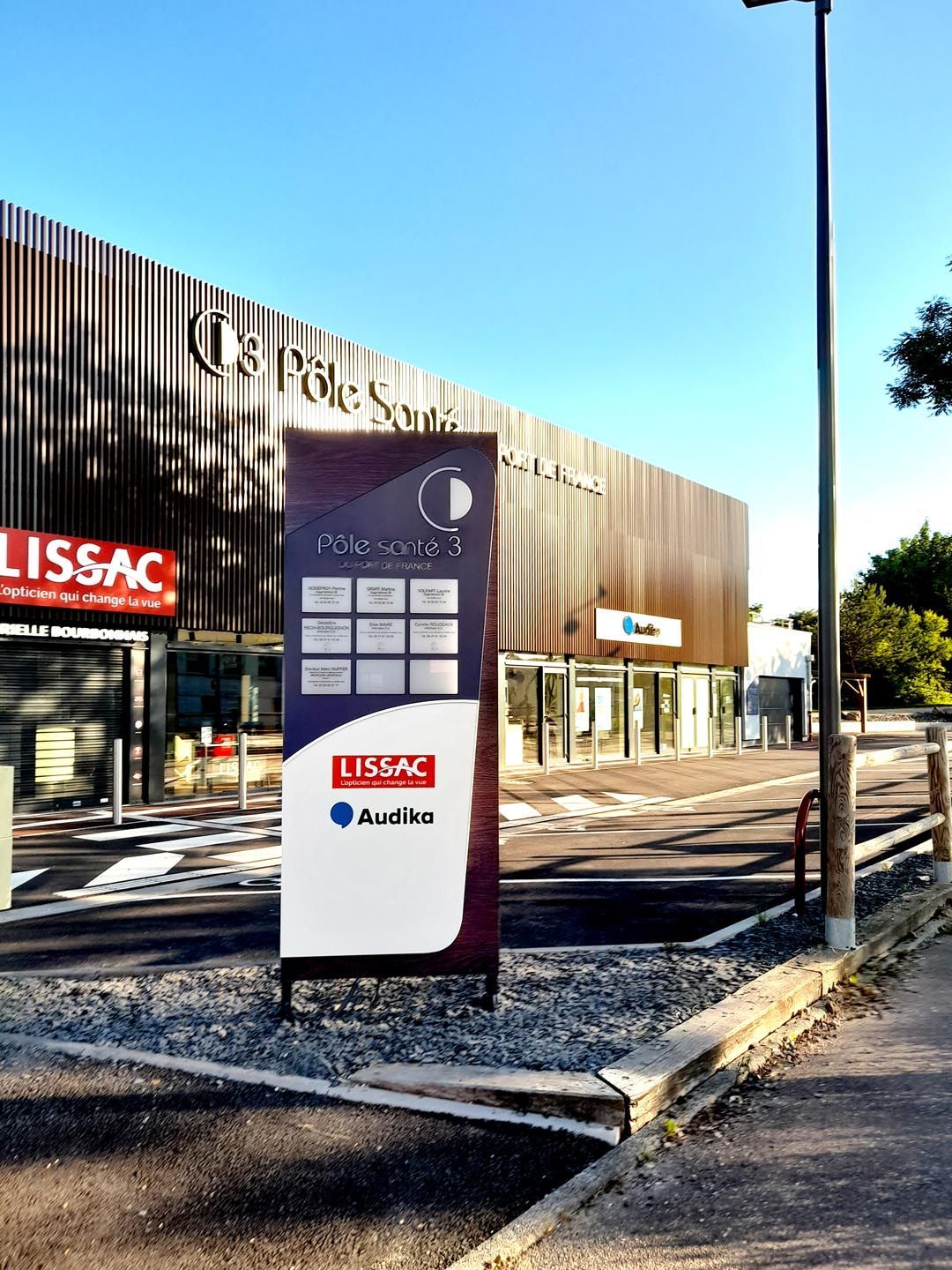 Totem signalétique centre commercial grand format