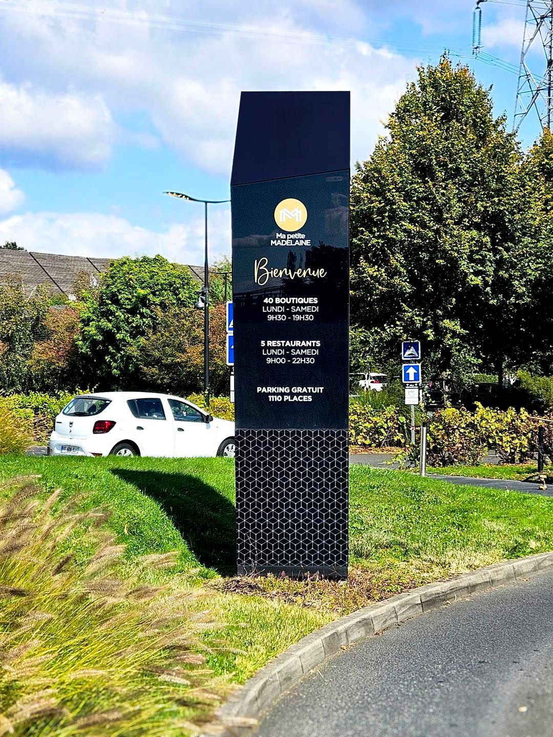 Totem signalétique voiture centre commercial