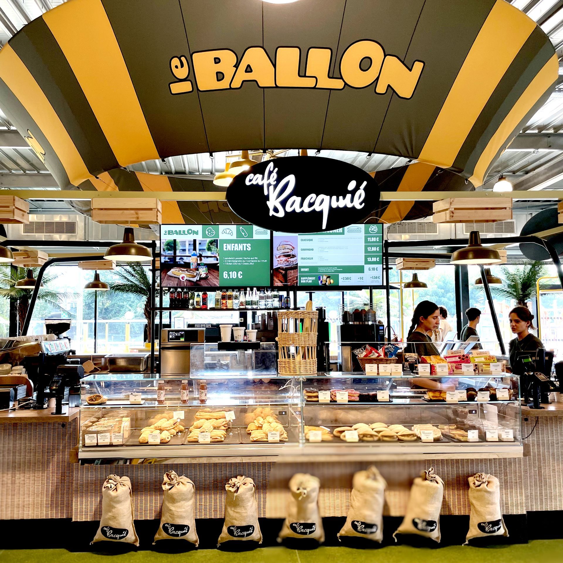 Enseigne et vitrine Café Bacquié, aire de Frontenais