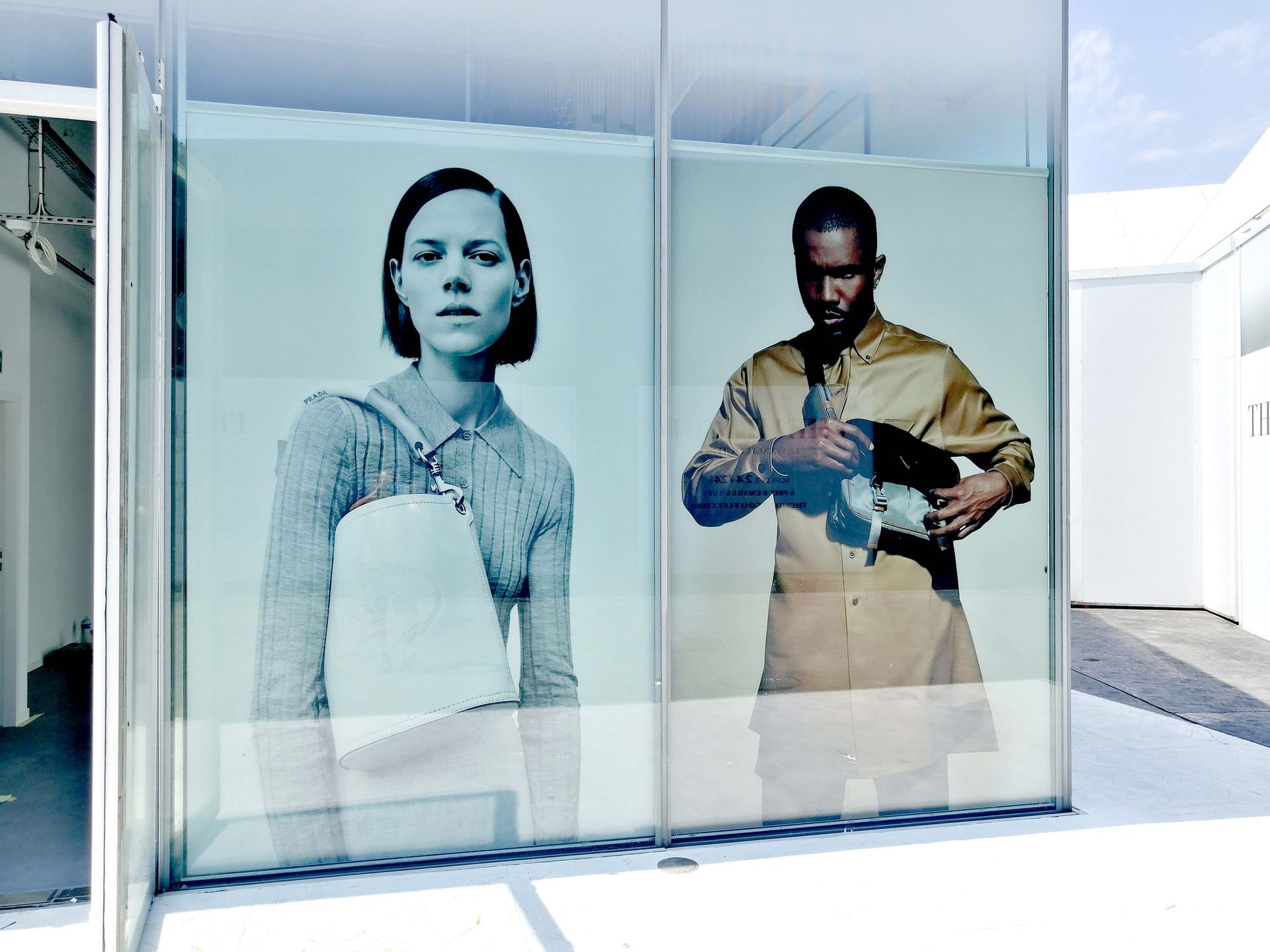 Vitrophanie Prada The Village