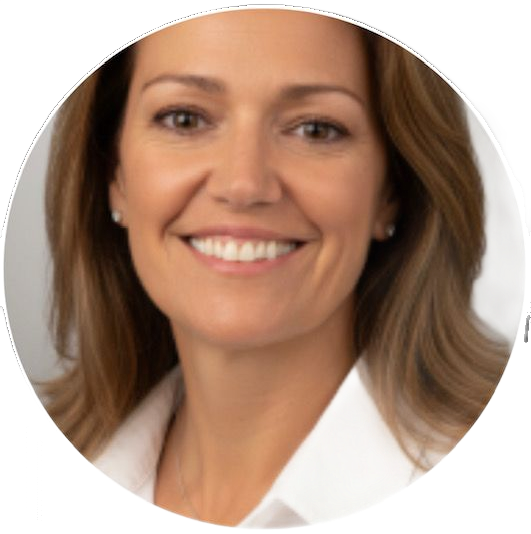 Una mujer de cabello castaño claro sonríe con una camisa blanca abotonada. Fondo gris.