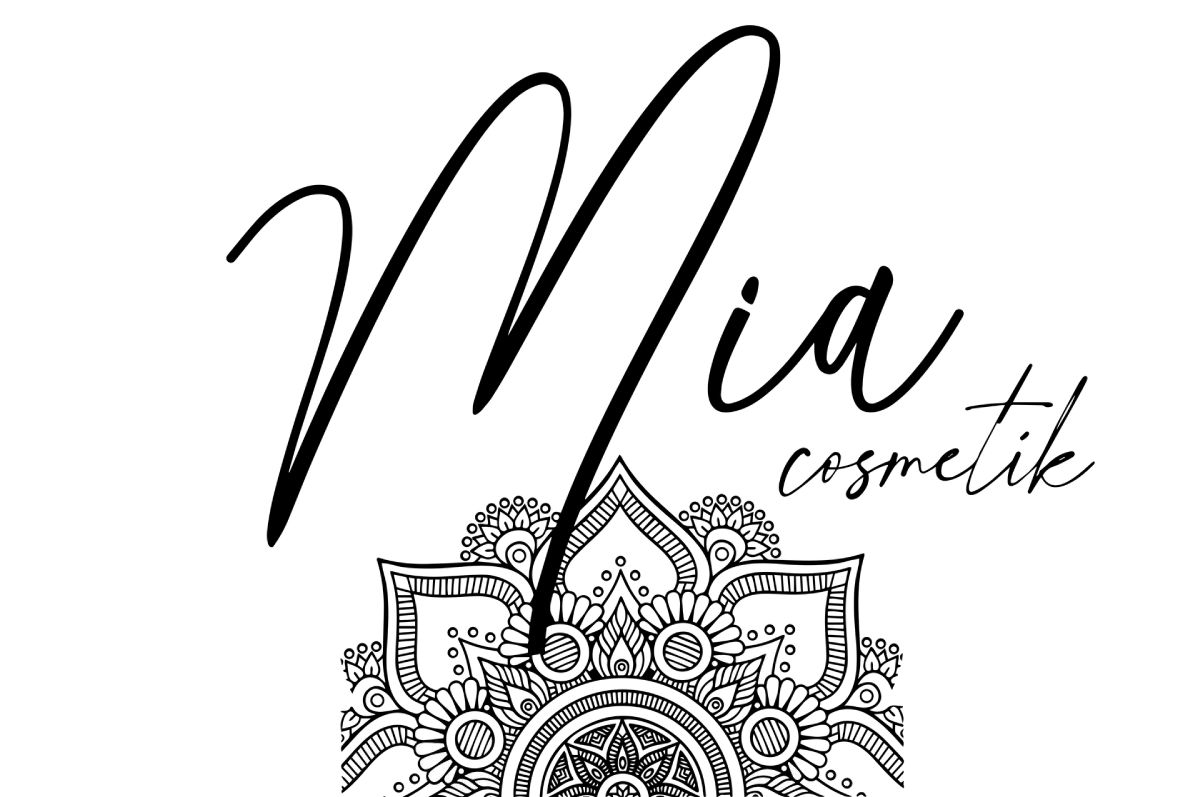 Logotipo de "Mia cosmetik" que presenta un elegante texto en letra cursiva negra con trazos fluidos