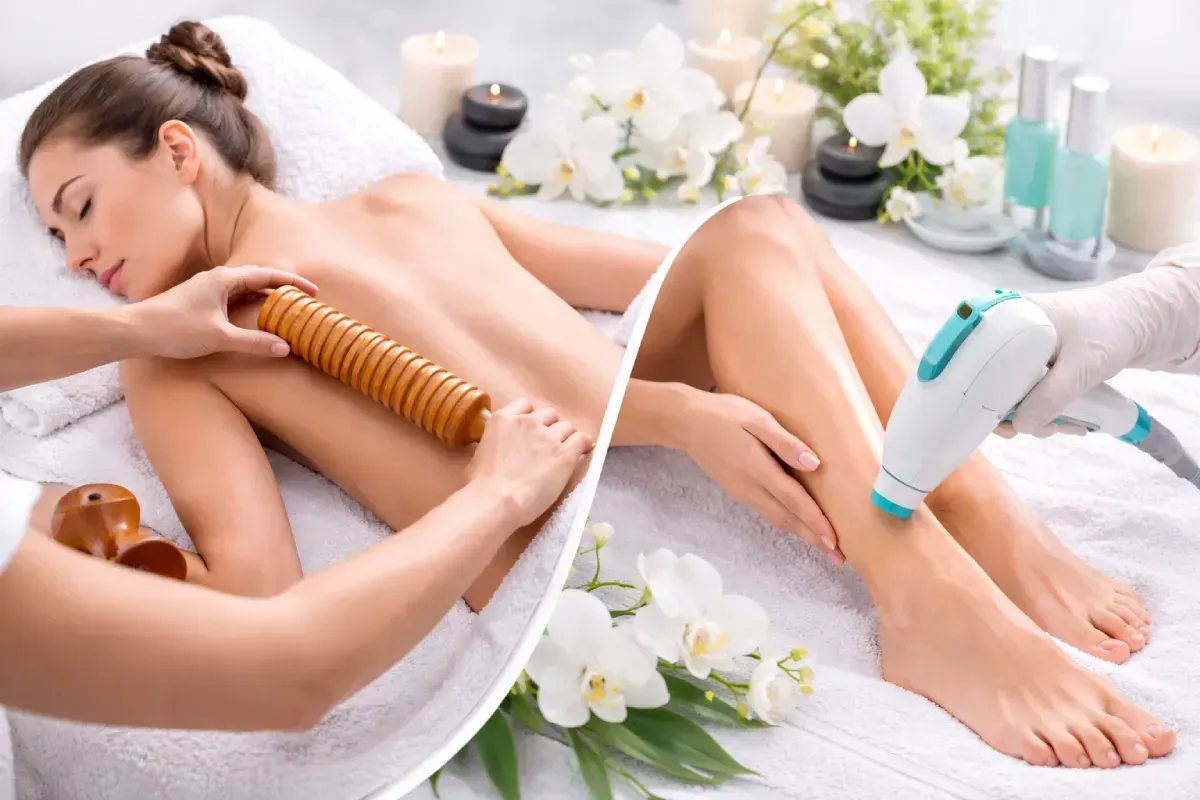 Imagen compuesta que muestra a una persona recibiendo un masaje de espalda con un rodillo de madera