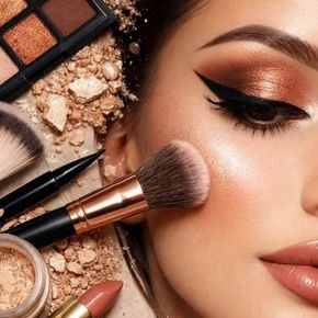 Herramientas de maquillaje y productos como coloretes, high lighter o somrba de ojos