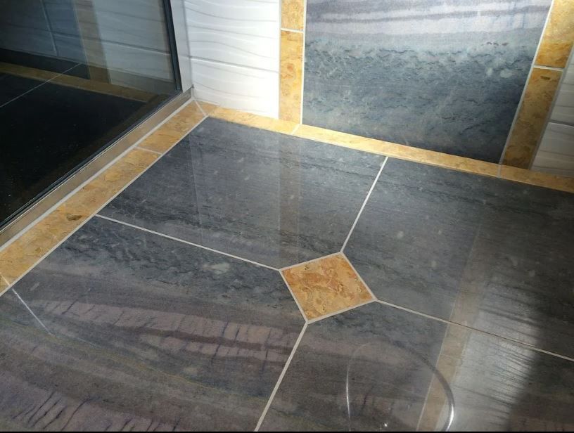 Dunkle, gemusterte Fliesen