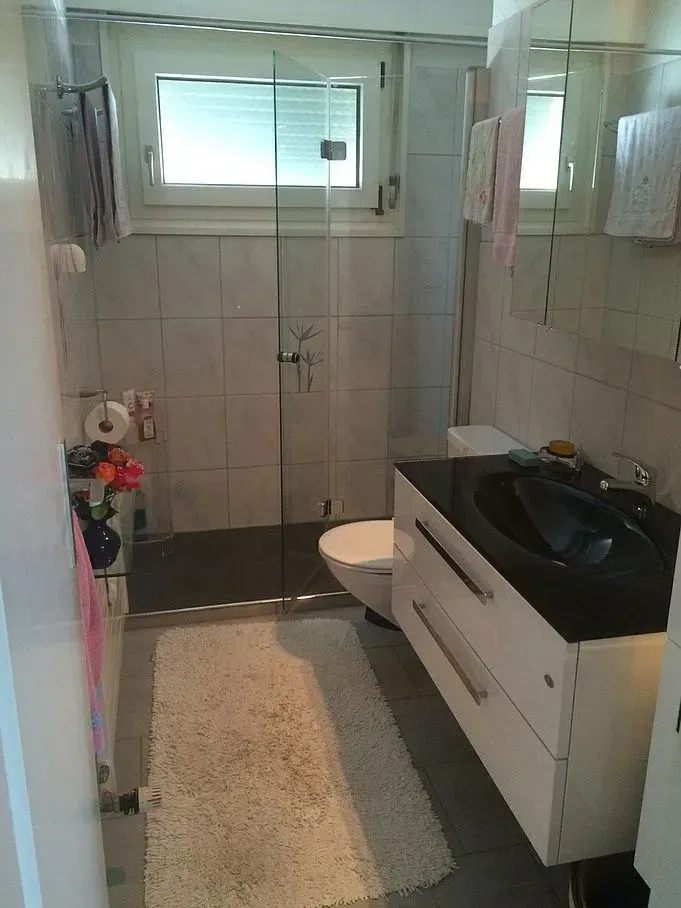 Ein modernes Bad mit Duschtrennwand