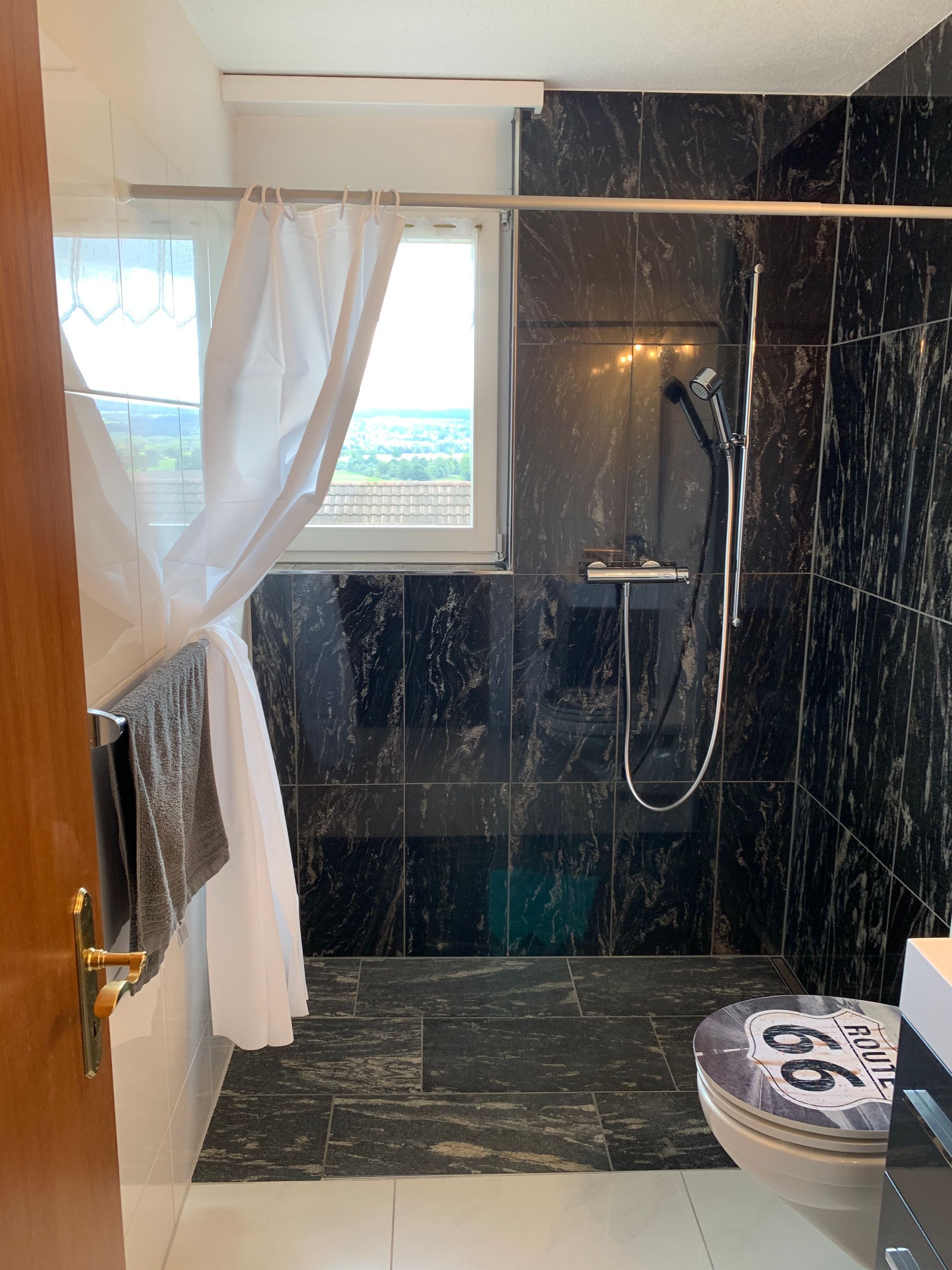 Ein heller Raum mit Treppen nach oben