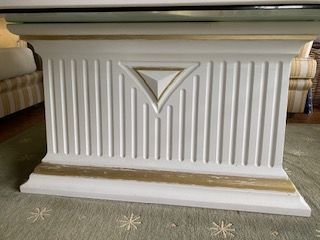 Weiß-goldener Couchtisch mit Säulen, vertikalen Rillen und einem Dreiecksdetail.