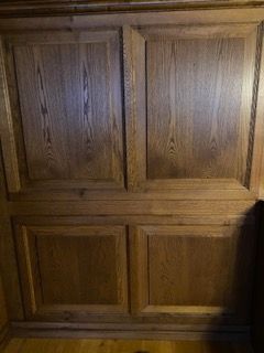 Holzverkleidung mit vier quadratischen Abschnitten.