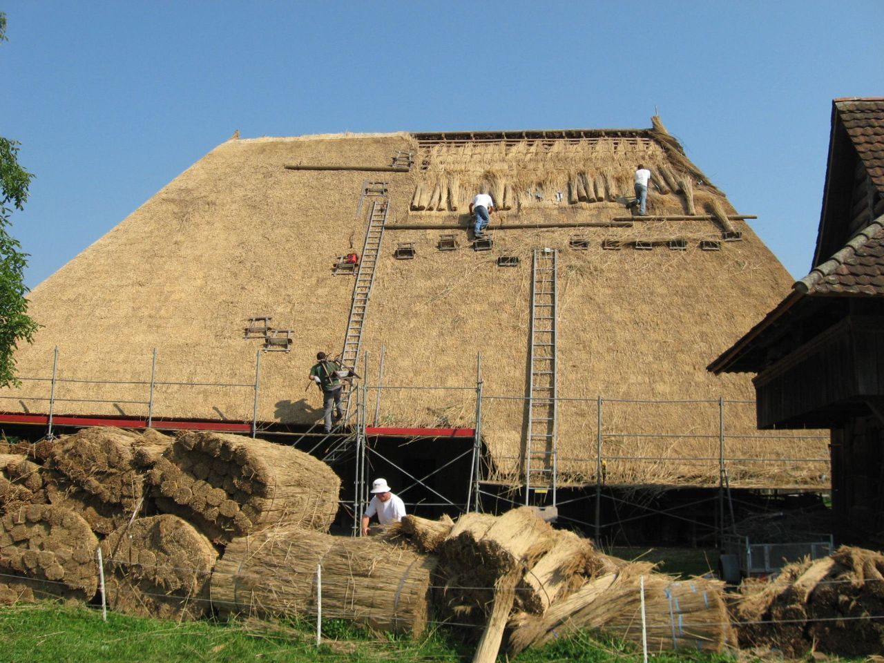 Strohdach Schilfdach - Ber4Roof GmbH in Lausen