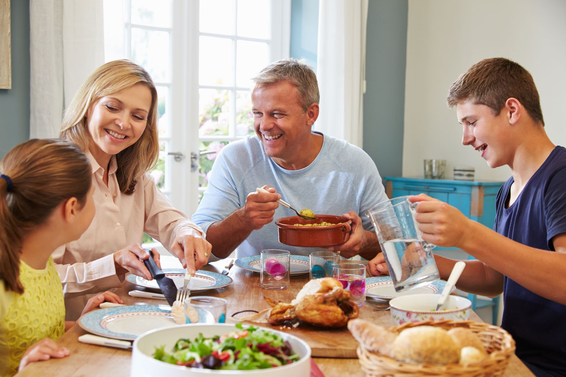 Une famille dîne ensemble à une table dans une cuisine.