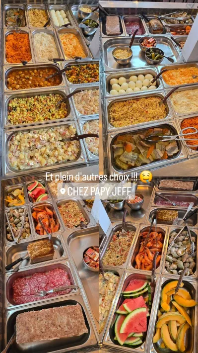 Plateaux de plats préparés assortis sur le comptoir traiteur d'un supermarché, avec des plats cuisinés, de la viande et des desserts.