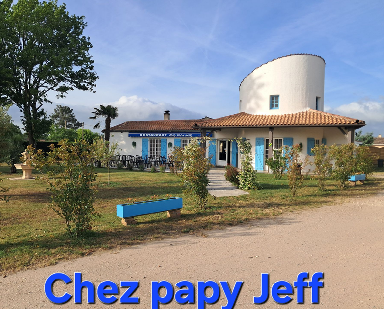 Petit bâtiment aux volets et à l'enseigne Le Gaillanai au crépuscule.