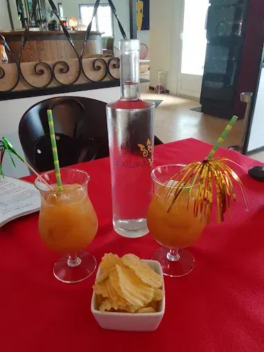Cocktails et chips sur une nappe dans une salle à manger.