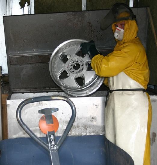 Ein Mann in einer gelben Jacke reinigt ein Rad