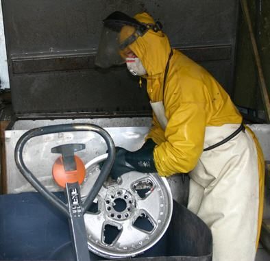 Ein Mann in einer gelben Jacke reinigt ein Rad