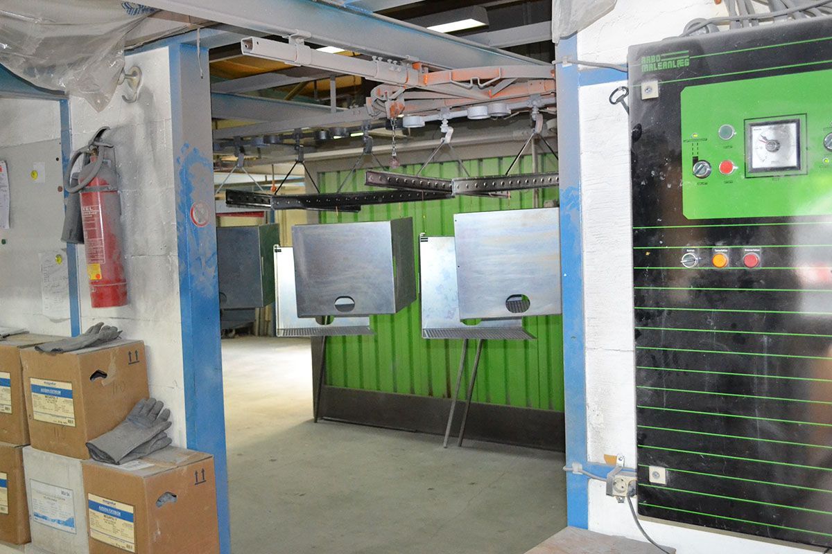 Ein Raum mit Kisten auf dem Boden und einer grünen Wand.