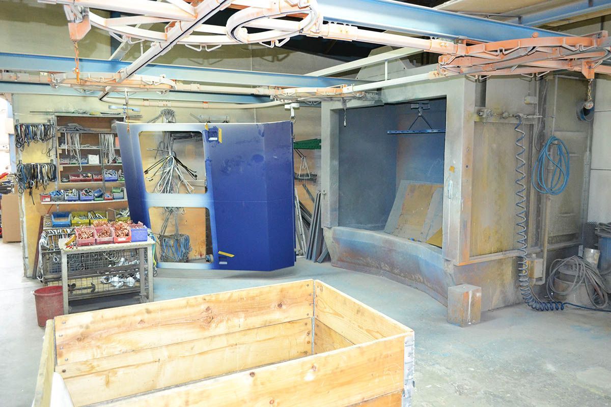 In der mitte des raumes steht eine holzkiste.