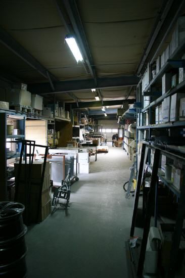 Ein Lager mit vielen Regalen und Kisten