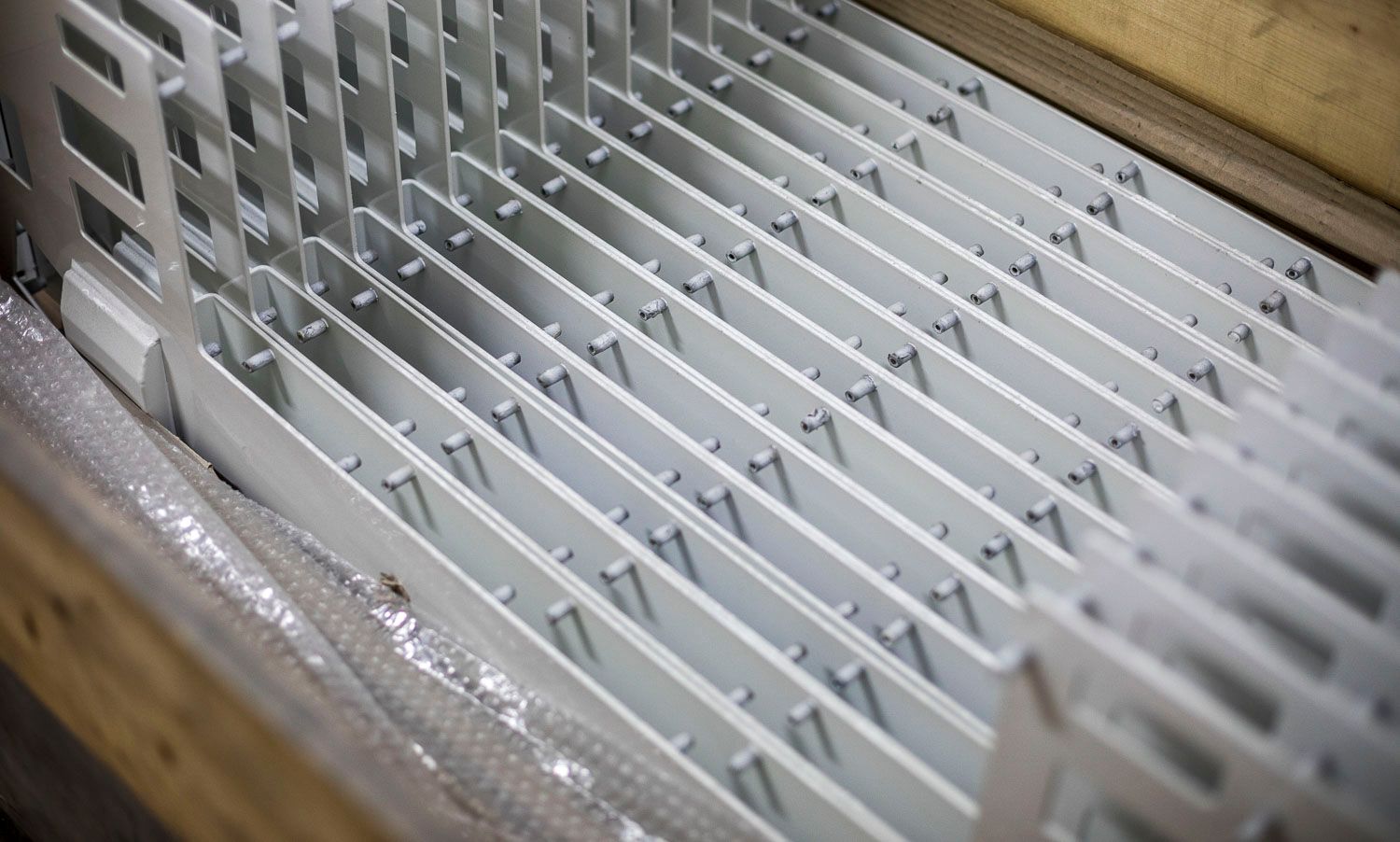 Eine Nahaufnahme einer Reihe von Metallteilen in einer Schachtel.