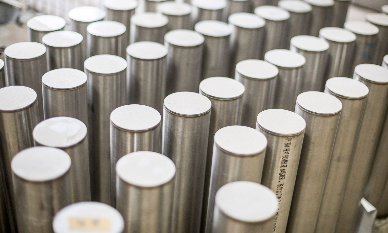 Mehrere Edelstahlstäbe sind übereinander gestapelt.