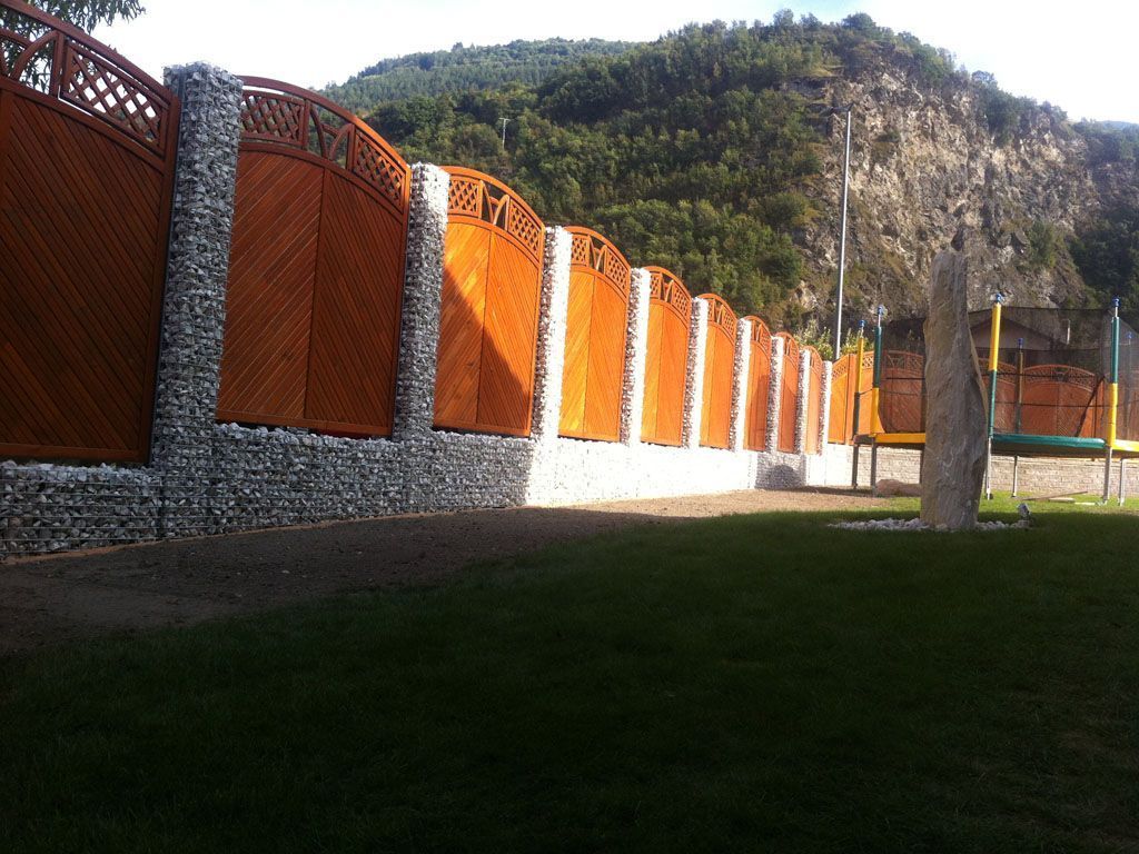 Pose de palissade avec colonnes en gabion - Cédric Devènes - Riddes