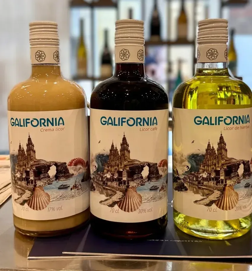Tres botellas de licor de California en un estante, de color ámbar, marrón oscuro y amarillo pálido.