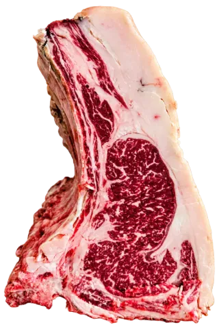 Filete de ternera crudo veteado con capa de grasa sobre fondo blanco.