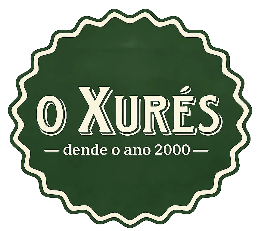 Logotipo circular verde que dice “O Xurés – dende o año 2000” en letras color crema.