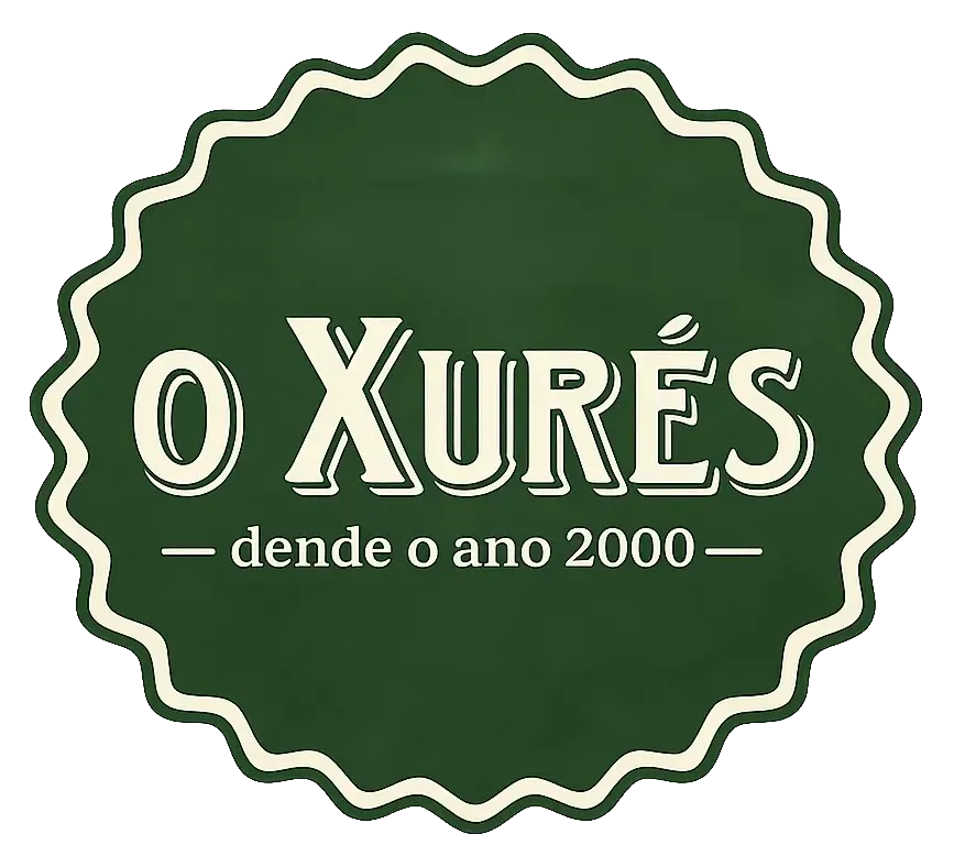 Logotipo de insignia verde festoneada con la inscripción “O Xurés” y “dende o ano 2000” en texto color crema.