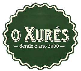 Logotipo circular verde que dice “O Xurés – dende o año 2000” en letras color crema.