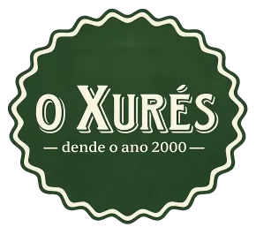 Logotipo de insignia verde festoneada con la inscripci&oacute;n &ldquo;O Xur&eacute;s&rdquo; y &ldquo;dende o ano 2000&rdquo; en texto color crema.