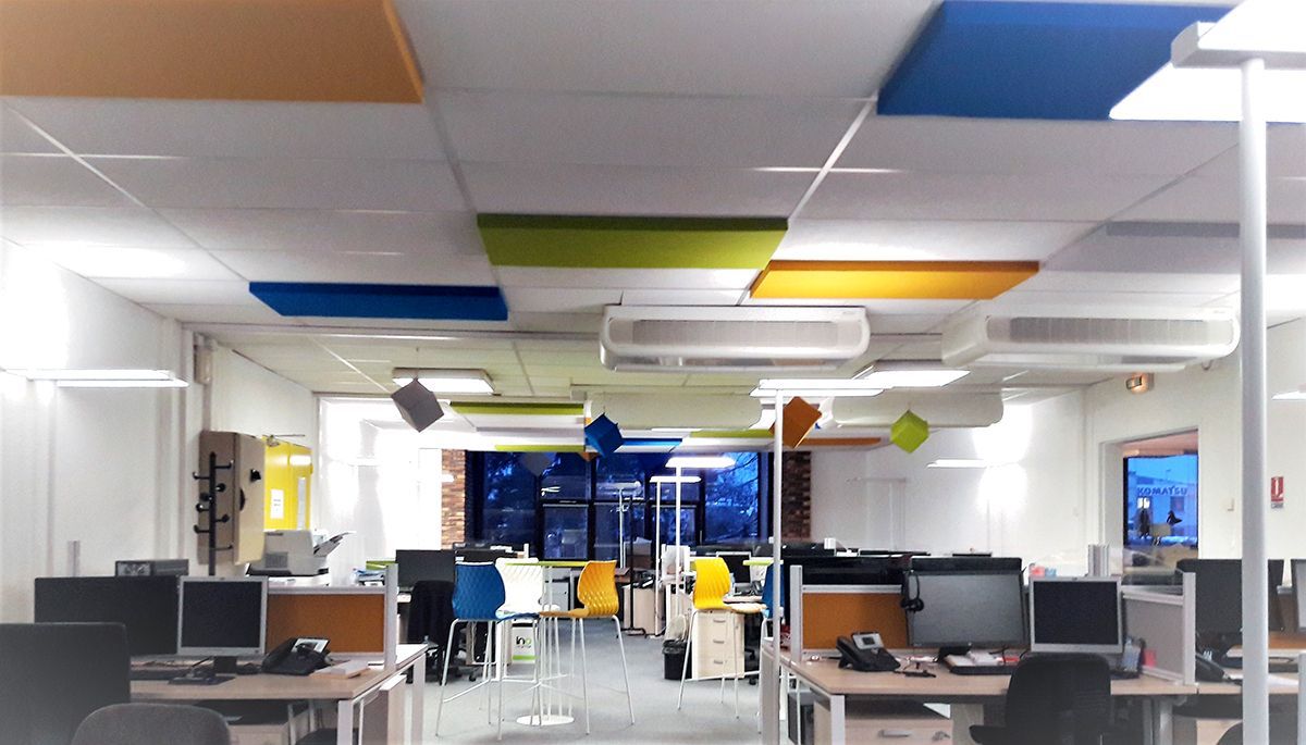 Grand openspace avec benchs et tables de travail en commun